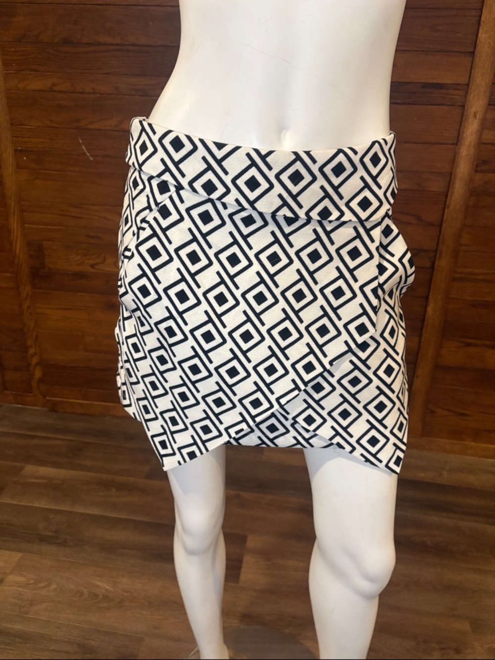 Very J Black & White Geometric Fold-Front Mini Skirt